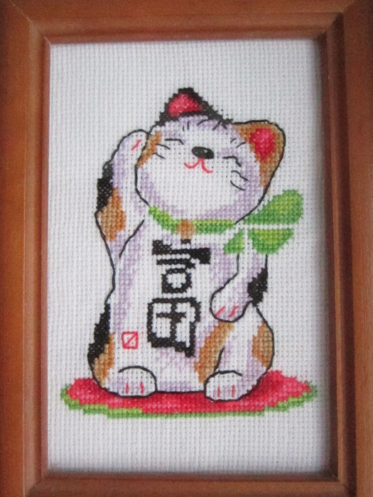 Затишок і достаток у домі забезпечить картина із зображенням кота;  дуже сприятливим сюжетом вважається вишитий японський кіт-талісман Манекі-Неко