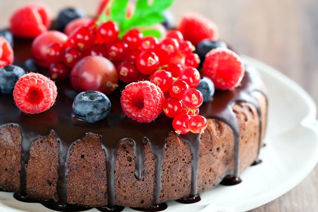 Шоколадний пиріг з ягодами