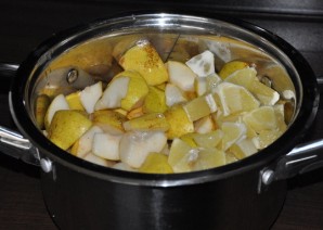 Очищаємо груші від серцевини і нарізаємо фрукти на шматочки, викладаємо їх разом з лимоном в каструлю