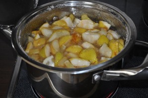 Після цього знову робимо найменший вогонь і продовжуємо варити груші з лимоном протягом 15-20 хвилин, періодично помішуючи їх
