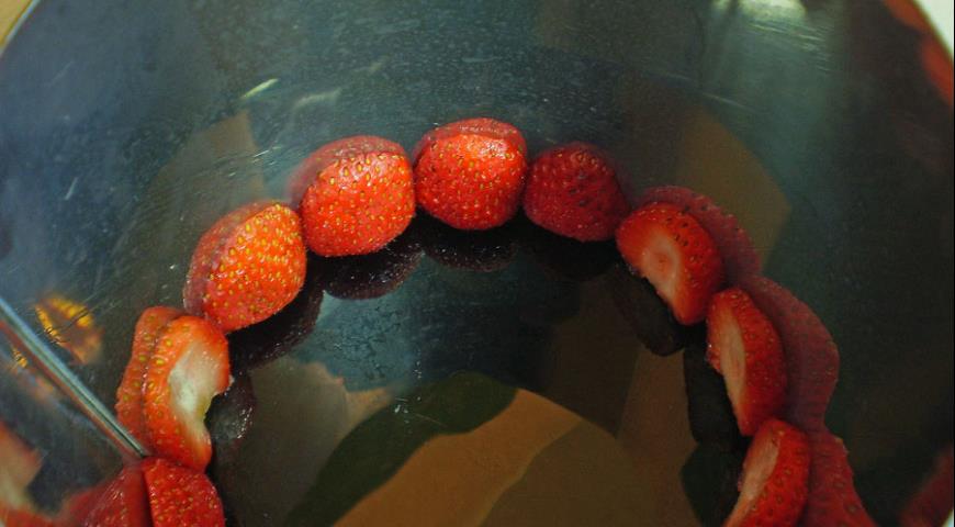 Викласти ягоди зрізами назовні по колу кулінарного кільця
