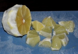 Далі зрізаємо з лимона шкірку і нарізаємо лимон на невеликі шматочки