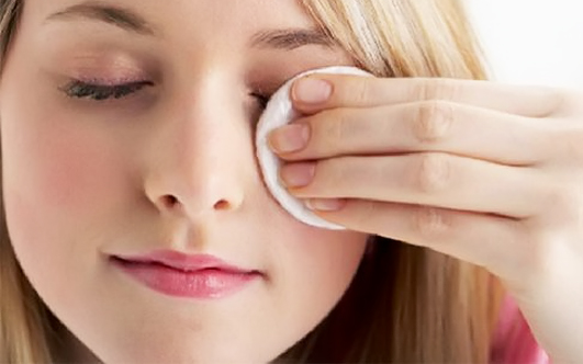 Засоби для зняття макіяжу з очей мають функцію розчиняти туш (навіть водостійку) і легко її видаляти