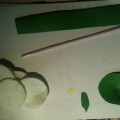 Майстер-клас «Ромашка улюбленої мамі» з ватних дисків   Для однієї ромашки знадобиться: -5 ватних дисків -1 трубочка для коктейлів -1 коло з зеленого паперу діаметром 5 см -1 прямокутник (що