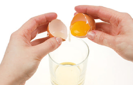 Візьміть сире яйце і відокремте білок від жовтка