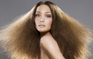 Багато дівчат з кучерявим волоссям побоюються робити собі короткі стрижки по ряду причин