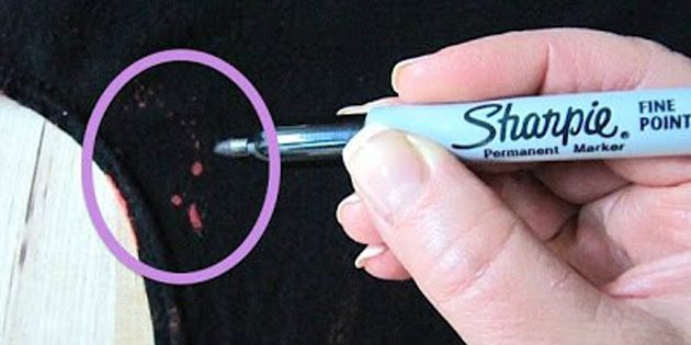 Зафарбуйте маркером дрібні білі плями від відбілювача