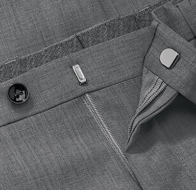 «Середньостатистична» сорочка Hugo Boss зшита з досить звичайною бавовняної тканини, забезпечена пластиковими гудзиками, пришитими без ніжки