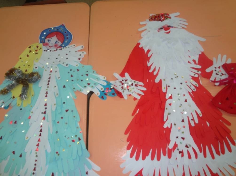 Колективне конструювання з паперу «Дід Мороз і Снігуронька»   Напередодні нового року ми з напарницею вирішили провести колективну роботу з батьками, конструювання з паперових долоньок
