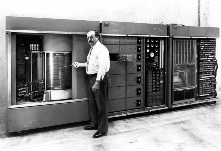 Перший жорсткий диск це продукт, який розробила компанія IBM в 1956 році, і увійшов він в історію як початок комп'ютерної індустрії