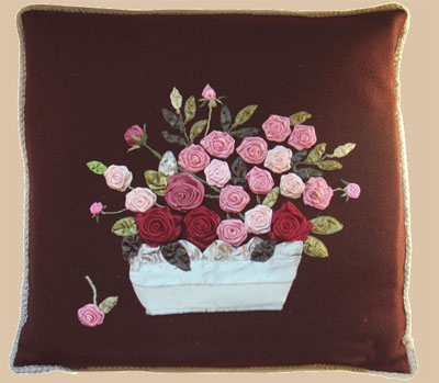 Подушка з трояндами