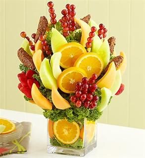 При складанні фруктових букетів можна обійтися і без основи, використовуючи високі вази і дуже довгі шпажки