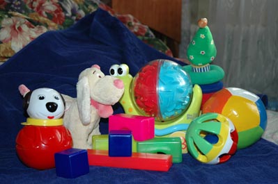 Ось яка колекція розвиваючих іграшок тепер є у 10-місячної Соні (іграшки представлені тільки для того, щоб познайомити наших читачів з тим, що взагалі буває, але інша дитина може бути зацікавлений в інших іграшка; завдання батьків - чуйно прислухатися до потреб малюка, який завжди покаже, що ж йому насправді цікаво):