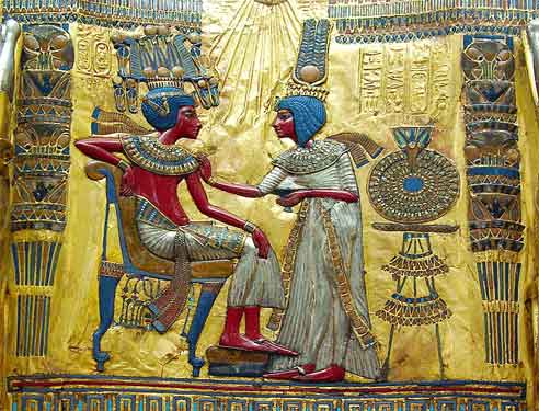 У період Середньовіччя красою і витонченістю шиття золотом і шовком славилася Візантія, де рукодільниця були розроблені оригінальні способи вишивання і особливі орнаменти