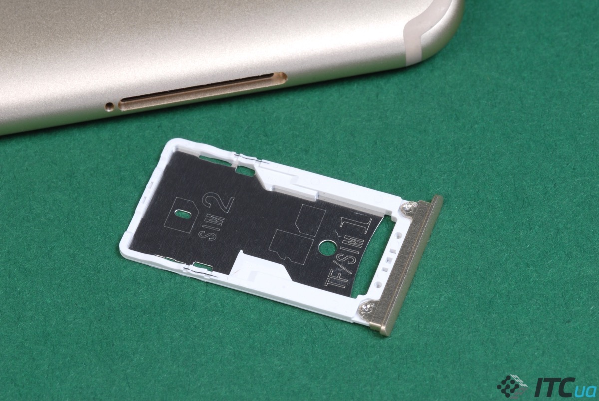 Вбудовану пам'ять можна розширити за рахунок карти пам'яті стандарту microSD, але при цьому ви позбудетеся можливості використовувати другу SIM-карту