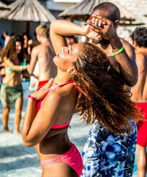 Сальса (по-іспанськи означає «соус») - суміш різних музичних жанрів і танцювальних традицій різних країн Карибського басейну